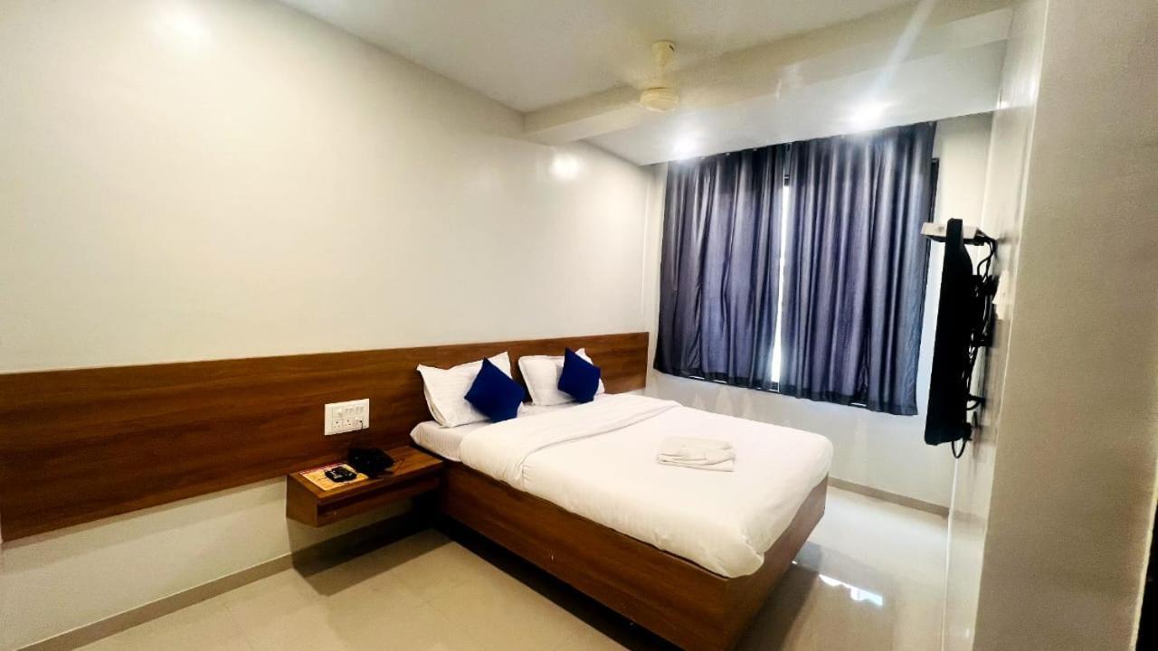 Hotel Sai Smruti シルディ エクステリア 写真